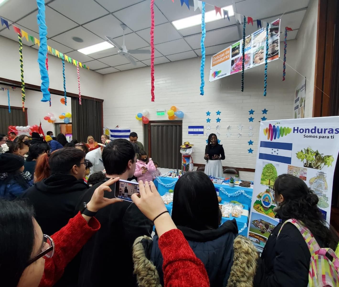 Paisaje montañoso al atardecer con tonos naranjas y morados